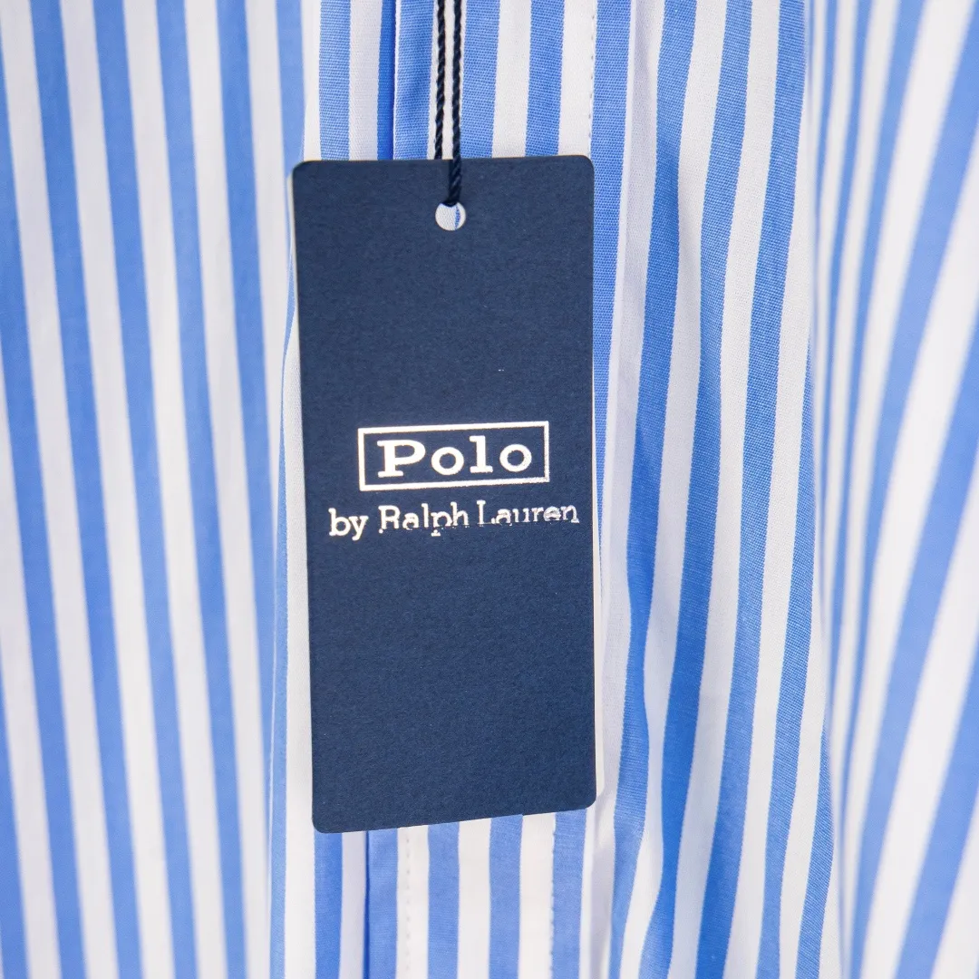 P290 zp version [Exclusive supply] Ralph Lauren/Ralph Lauren 2025SS new old-money style cotton poplin large and small striped long-sleeved casual shirt, 100% restored workmanship, embedded seams and clean edges, curved triangular bifurcation ✅100% cotton poplin, smooth feel, pre-car wash treatment, tighter yarn ✅Custom-dyed original pearlescent white bottom buttons, large and small partitions, vertical eyelets✅Special shaped chiffon foil included in the collar door tube Not easy to deform and pull. ✅ RL three-color large and small vertical striped shirt. Extraordinary isometric. Cleverly matched stripes. Multiple wear to inspire self-expression. Relaxed layering to play with the look of the four seasons. Color: red, blue, green. Size: S M L XL. Number: WW10963.